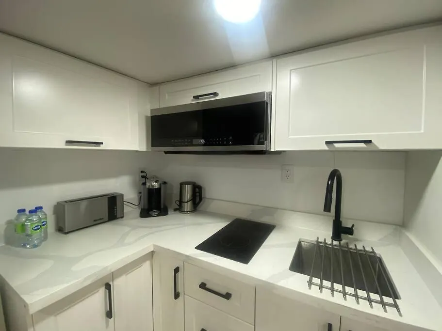 Entire Place In Downtown 2 Bedroom Basement Suite Toronto 0*,